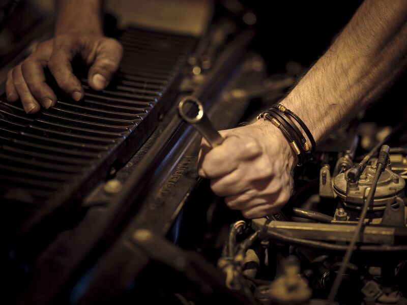 Mechaniker bei der Arbeit am Motor in der Carway-Werkstatt